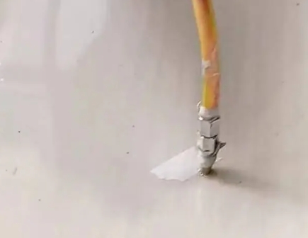 平泉瓷砖空鼓维修公司专业解答在瓷砖铺贴过程中，如果使用的砂料过粗（如全部使用了粗砂），可能会导致以下问题