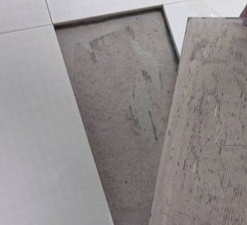 平泉瓷砖空鼓维修公司分享瓷砖铺贴时如果打浆（即涂抹在瓷砖背面和基层上的砂浆或瓷砖胶）过少，会带来以下问题